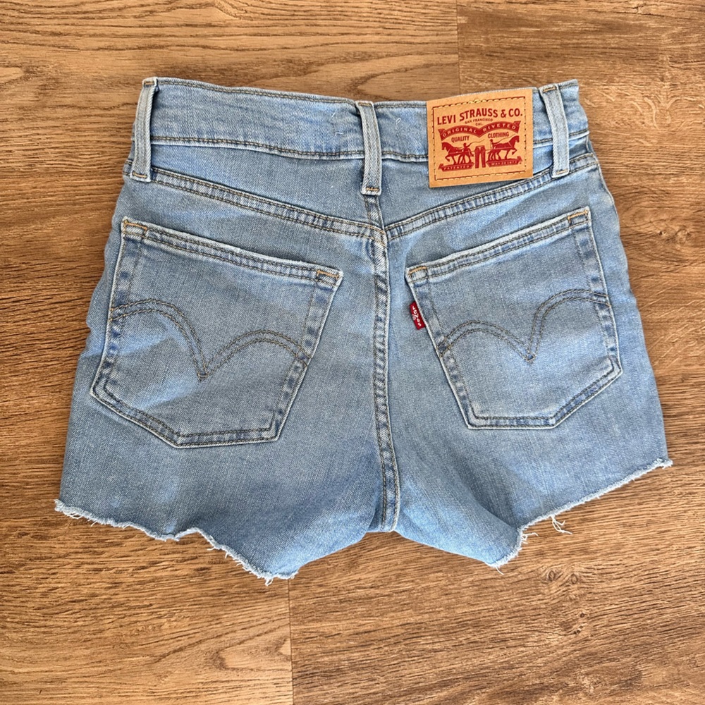 Levi’s High Rise Short - Picture 2 of 2
